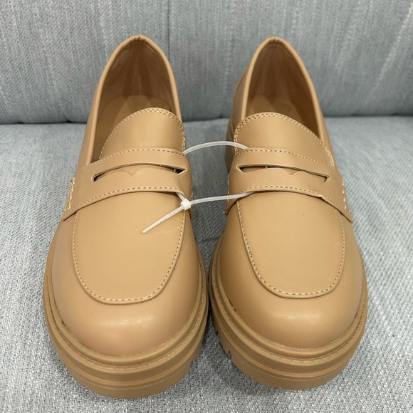 Tan Loafers for Women in new condition size 8.5 - Picture 2 of 5